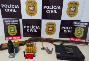 Material apreendido pela polícia durante mandado de busca e apreensão — Foto: Polícia Civil/ Divulgação 