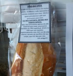 Mensagem é fixada na embalagem do pão francês. (Foto: Roberto Aparecido Ribeiro) 