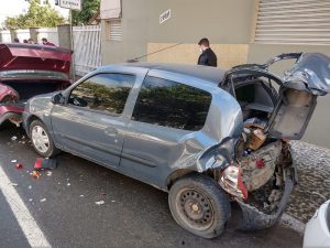 Veículo ficou danificado após ser atingido na parte traseira | Foto: Fábio Junkes/OCP News 