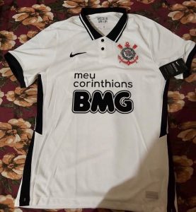 Camisa do Corinthians simulada com patrocínio em preto — Foto: Reprodução 