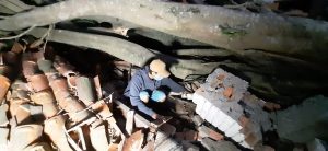 Tio mostra local onde bebê foi encontrada em escombro na capital de SC após ciclone bomba — Foto: Wenndel Paixão/NSC TV 