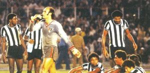 Waldir Peres, ex-goleiro do São Paulo, durante a decisão do Campeonato Brasileiro de 1977, contra o Atlético-MG / Imagem: Arquivo Histórico SPFCcmpid=copiaecola