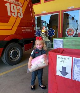 A pequena Júlia, de 03 anos, já fez sua doação hoje em Pouso Redondo (Foto: Corpo de Bombeiros Militar)