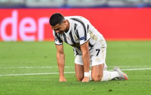 Cristiano Ronaldo caiu com a Juventus diante do Lyon — Foto: Massimo Pinca/Reuters 