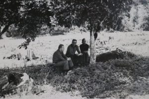 Da esquerda para direita: Helmut Sick, Raulino Reitz e Rosário, em Itapiranga. A foto foi tirada em 1982 – Foto: Lenir Alda do Rosário/Arquivo Pessoal/Divulgação/ND