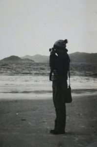 A jovem Lenir, observando aves na Praia da Pinheira, em 1979 – Foto: Lenir do Rosário/Arquivo Pessoal/Divulgação/ND