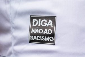 Selo antirracismo está na camisa do Marinheiro — Foto: Bruno Golembiewski / CN Marcílio Dias 