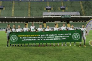 Homenagem do grupo atual antes da partida com o Guarani, nesta sexta-feira (28)