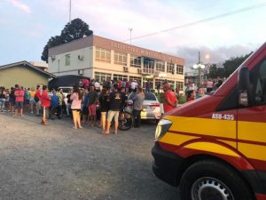 Comunidade se reuniu em frente à prefeitura de Imbuia após morte de prefeito (Foto: Soldado Gaspar/Divulgação) 