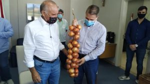 Secretário recebeu cebolas do Prefeito Gervásio Maciel (Foto: Prefeitura de Ituporanga)